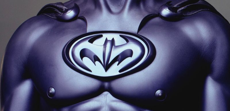 Joel Schumacher explica por qué Batman tenía pezones en “Batman & Robin”