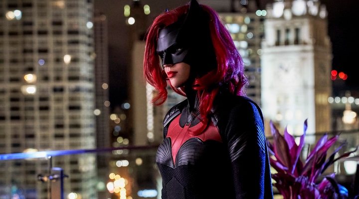 Confirman a la actriz Javicia Leslie como la nueva “Batwoman”